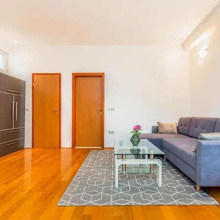 Beachfront Apartman *