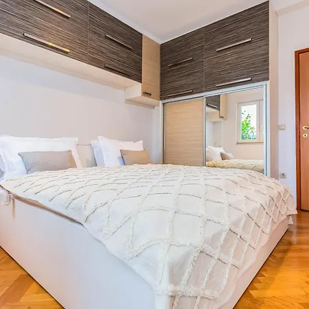 Beachfront Apartman *