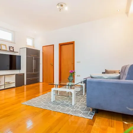 Beachfront * Jesenice (Split-Dalmatia)