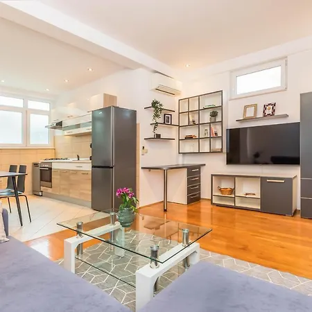 Beachfront Jesenice (Split-Dalmatia)