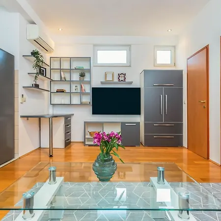 Apartment Beachfront Jesenice (Split-Dalmatia)