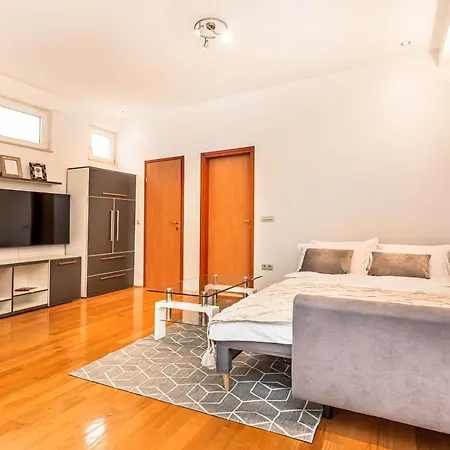 Beachfront Apartment Jesenice (Split-Dalmatia)