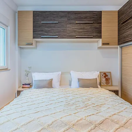 Beachfront Jesenice (Split-Dalmatia)