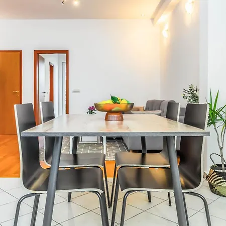 Beachfront Apartment Jesenice (Split-Dalmatia)