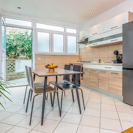 Apartment Beachfront Jesenice (Split-Dalmatia)