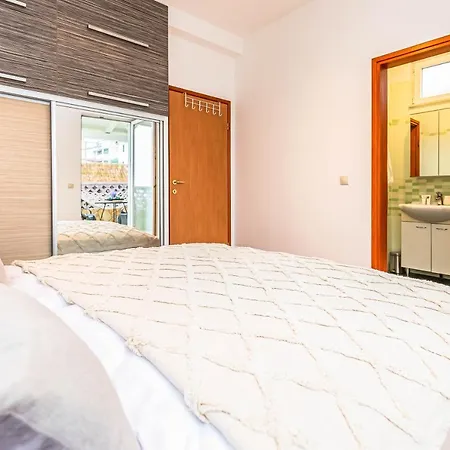 Beachfront Apartment Jesenice (Split-Dalmatia)